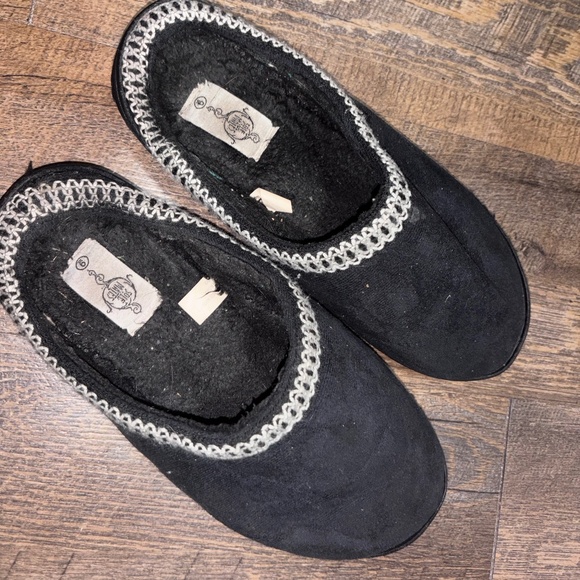 Black fuzzy slippers women’s size 8 - Picture 1 of 6